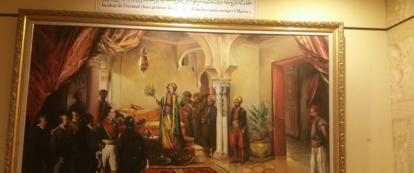Une oeuvre peinte sur l'incident de l'éventail au musée national du moudjahid à El Madania
