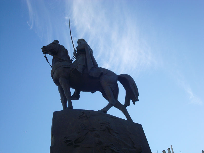 Photo de la statue de la place Émir Abdelkader à Alger