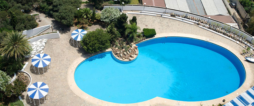 La piscine extérieure de l'hôtel El Aurassi à Alger