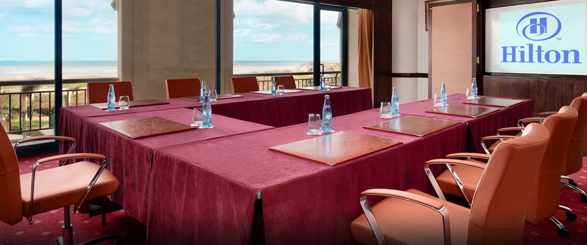 Une salle de réunion de l'hôtel Hilton à Alger