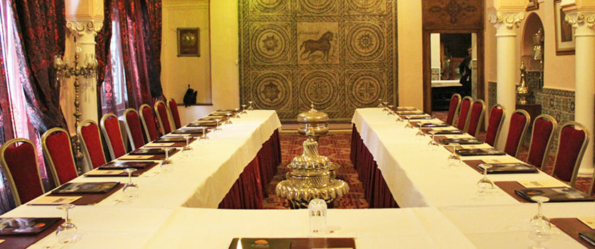 Une salle de réunion de l'hôtel Saint-George à Alger