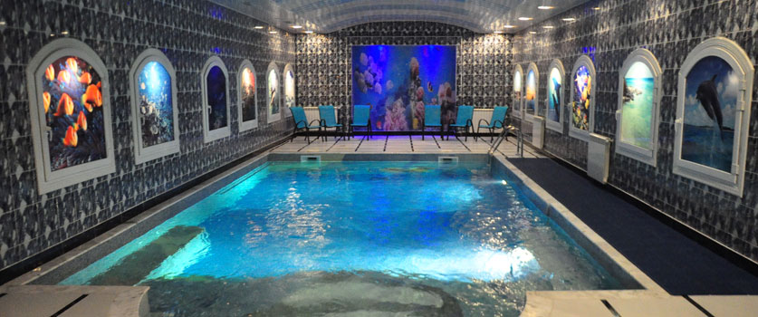 La piscine intérieure de l'hôtel Soltane à Hussein Dey